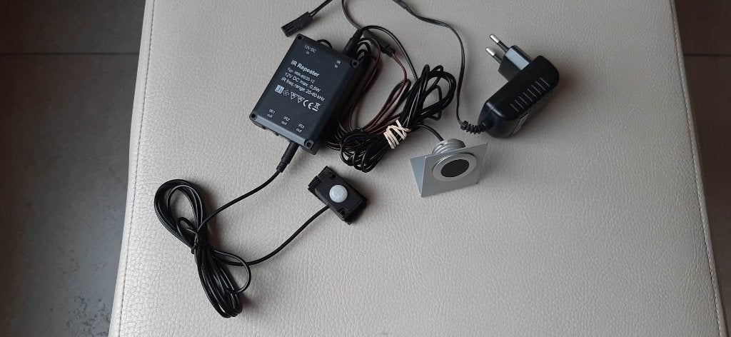 Infrarood TV bediener in kast, afstandbediening, Tv, modem, Audio, Tv en Foto, Afstandsbedieningen, Zo goed als nieuw, Tv, Ophalen of Verzenden