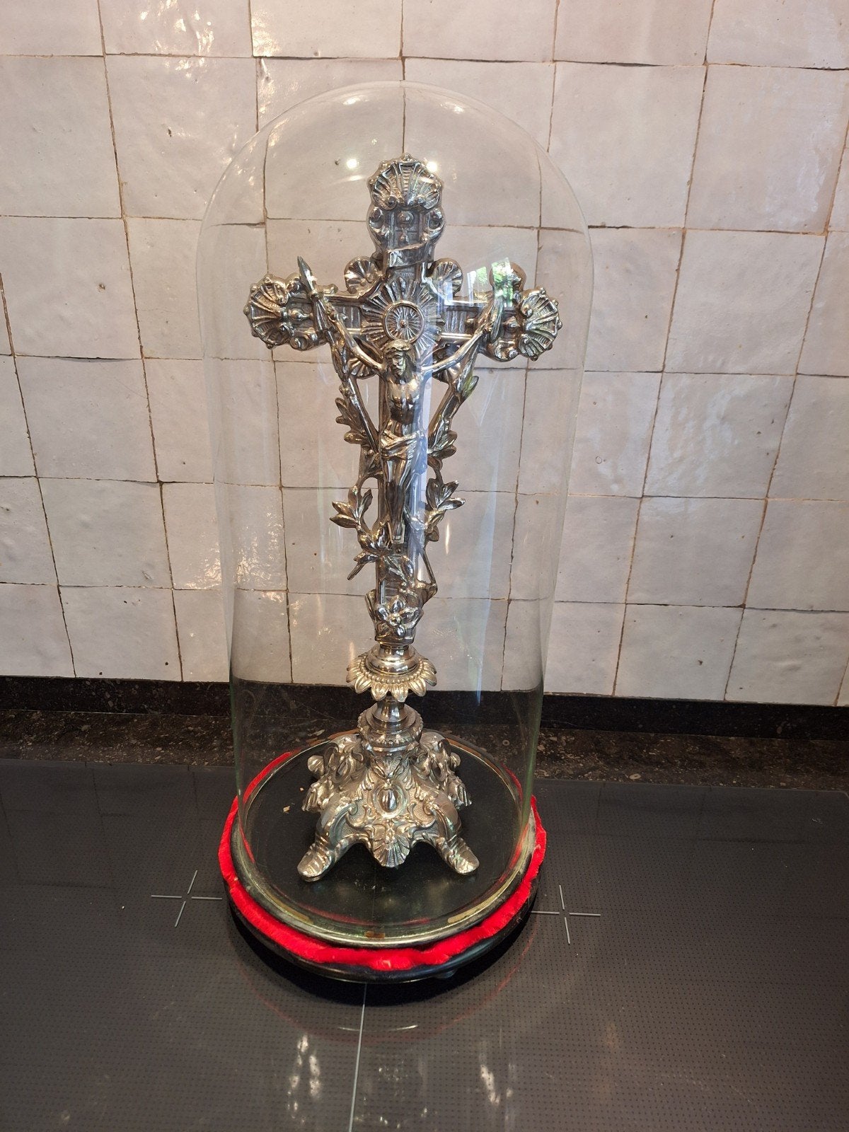 crucifix sous globe, Antiquités & Art, Antiquités | Bougeoirs, Enlèvement, Argent