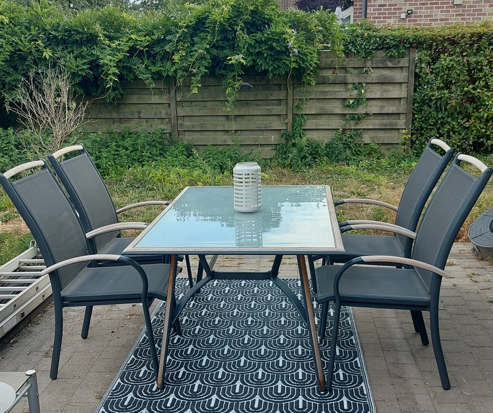 Tafel van gehard glas + 4 stoelen + decoratieve lantaarn om, Tuin en Terras, Tuintafels, Ophalen