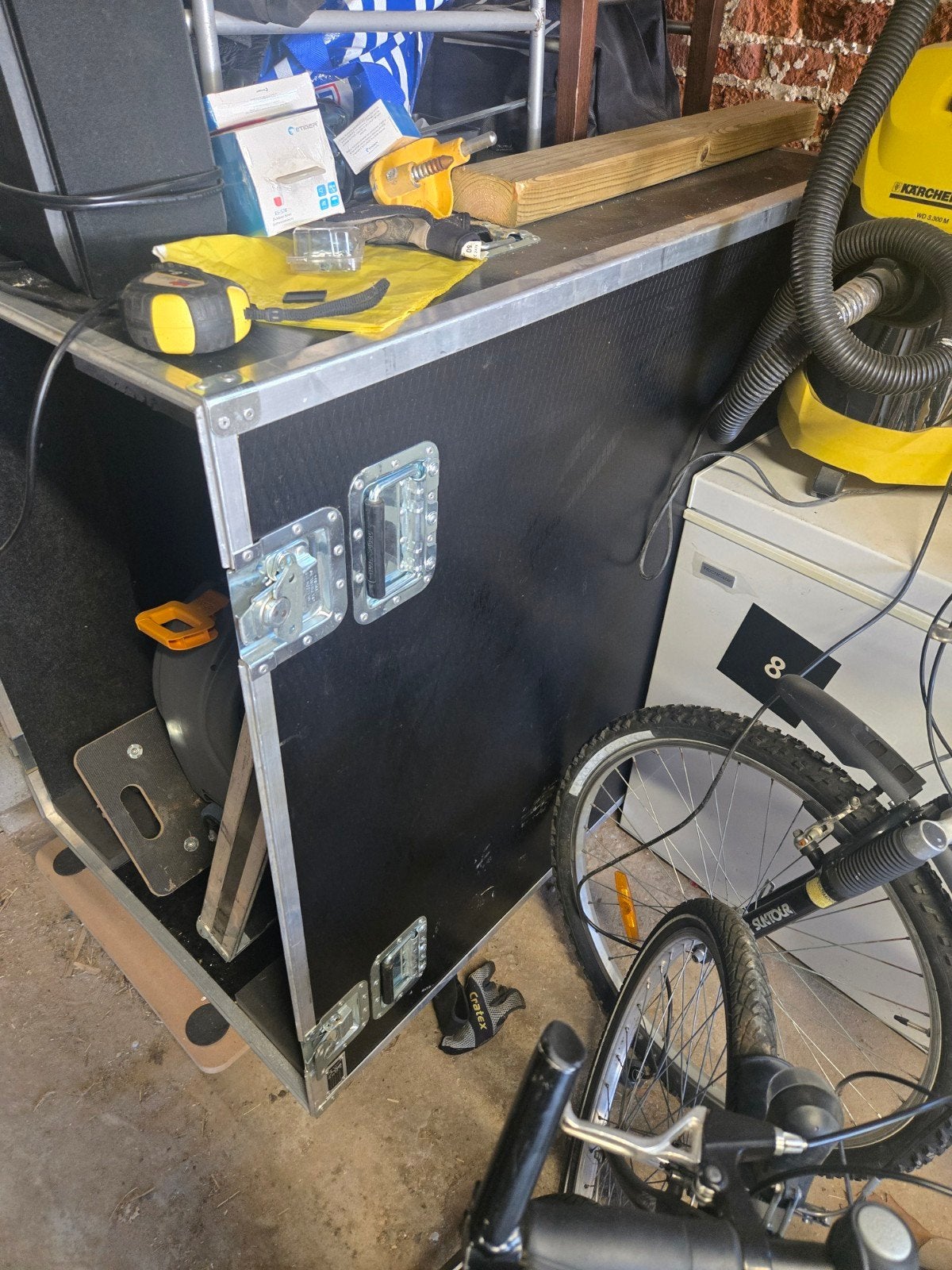 zwarte grote flightcase op wielen, Ophalen