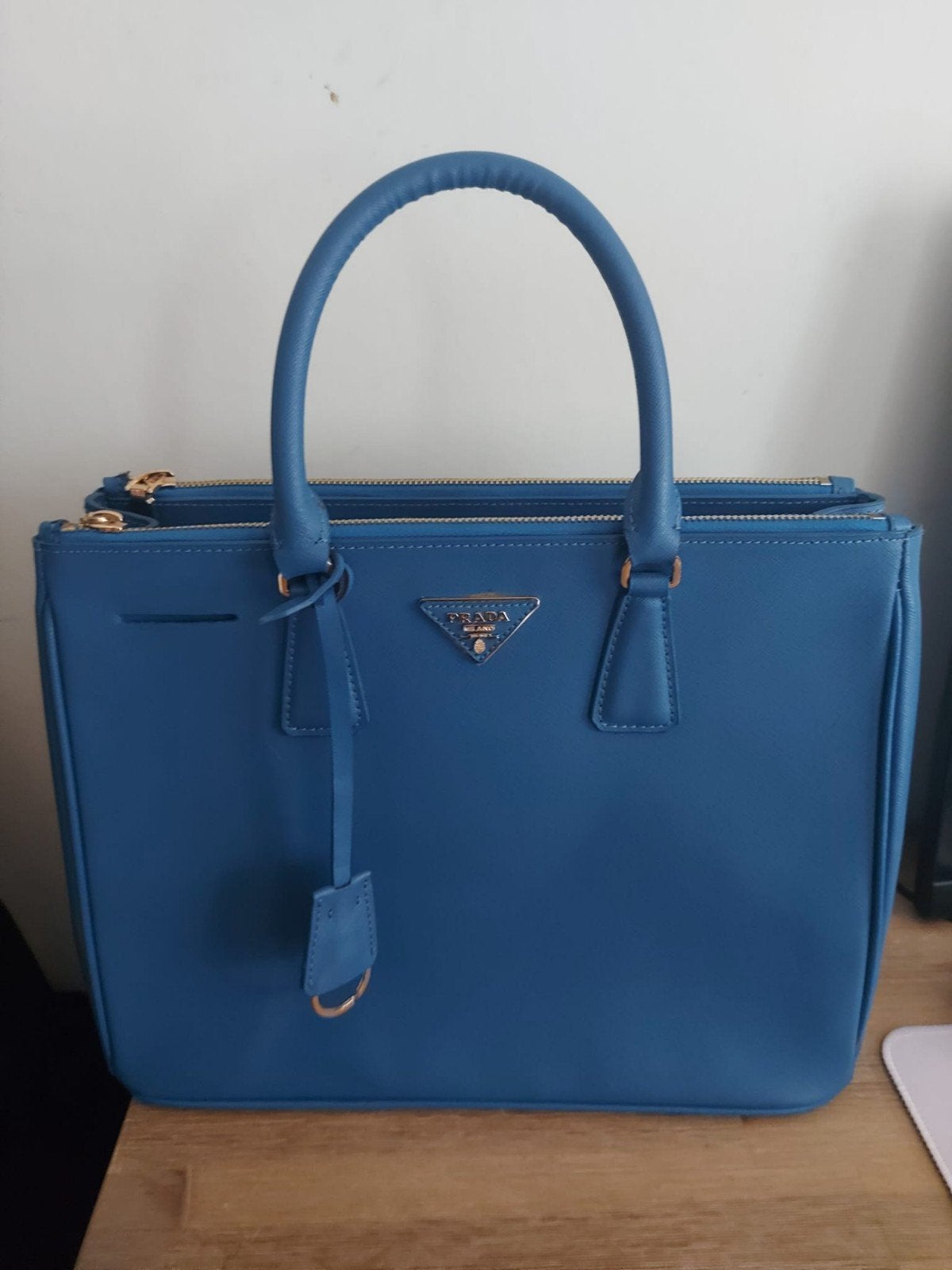 PRADA – EEN STATEMENT VAN LUXE, Ophalen of Verzenden