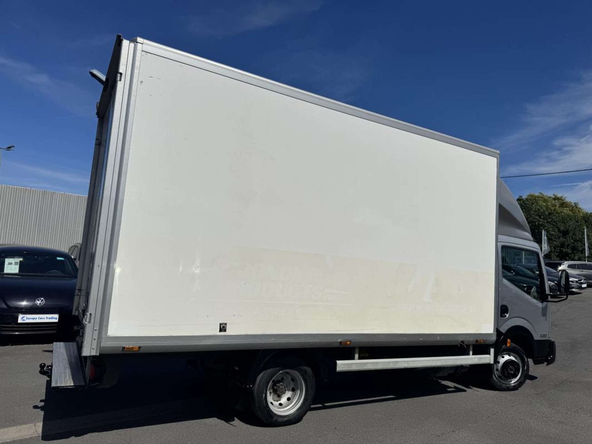 Nissan Cabstar 2.5DCI 136CH 1er MAIN CAISSE ALU 14041€HT T, Auto's, Bestelwagens en Lichte vracht, 100 kW, 4 deurs, Stof, Gebruikt