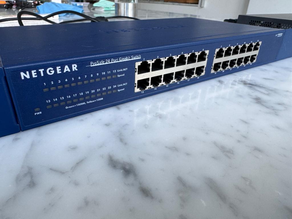 Netgear ProSafe 24-poorts Gigabit-switch - 19" rackbaar, Computers en Software, Netwerk switches, Gebruikt, Ophalen