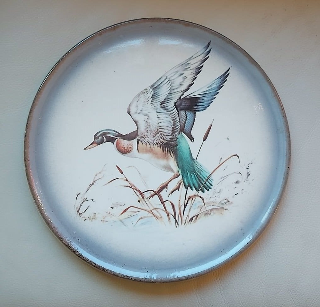 2 grote sierborden in keramiek - met jachttafereel, Antiek en Kunst, Ophalen