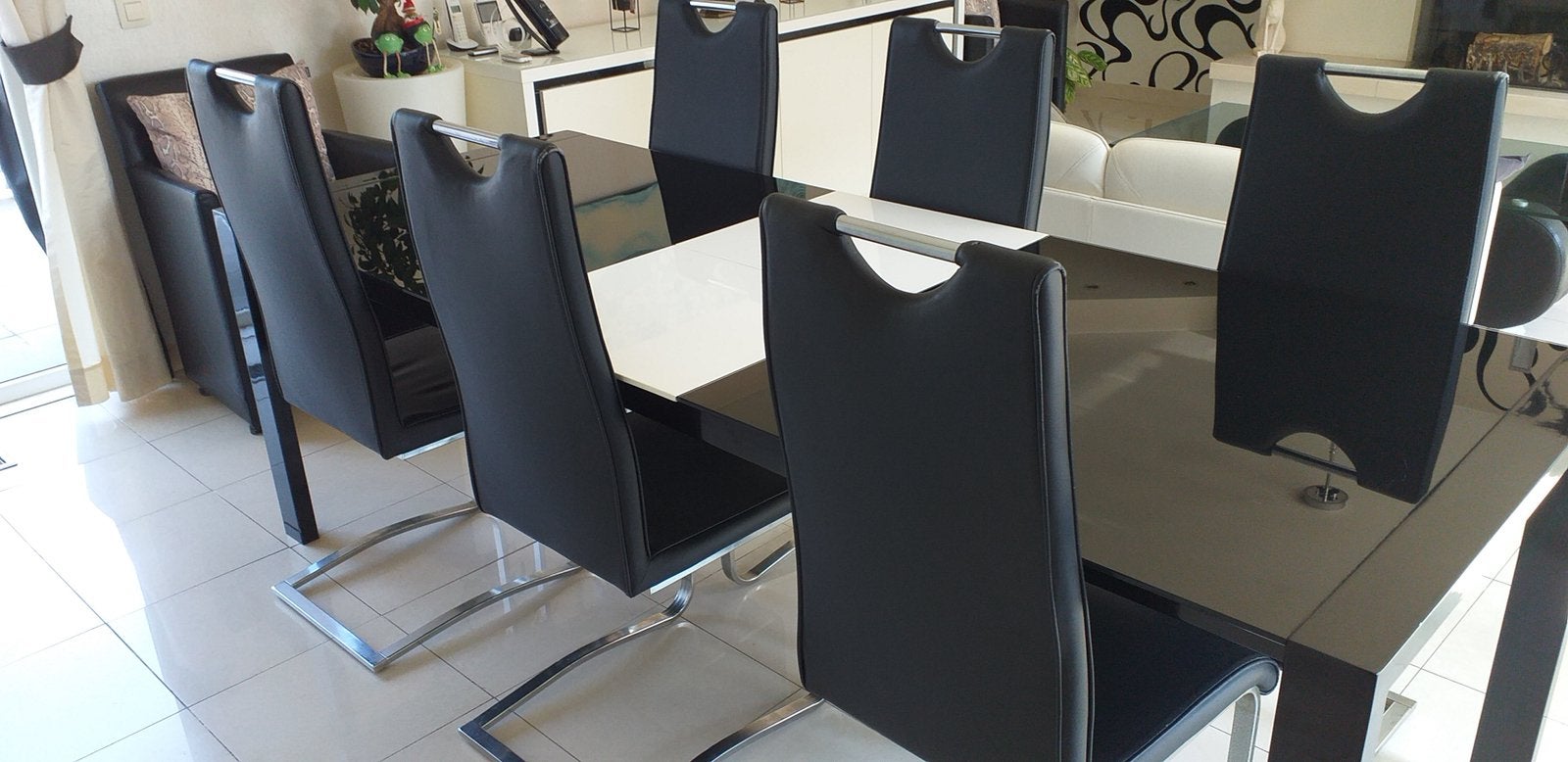 Table de salon avec armoire et buffet. ,, Enlèvement, Comme neuf