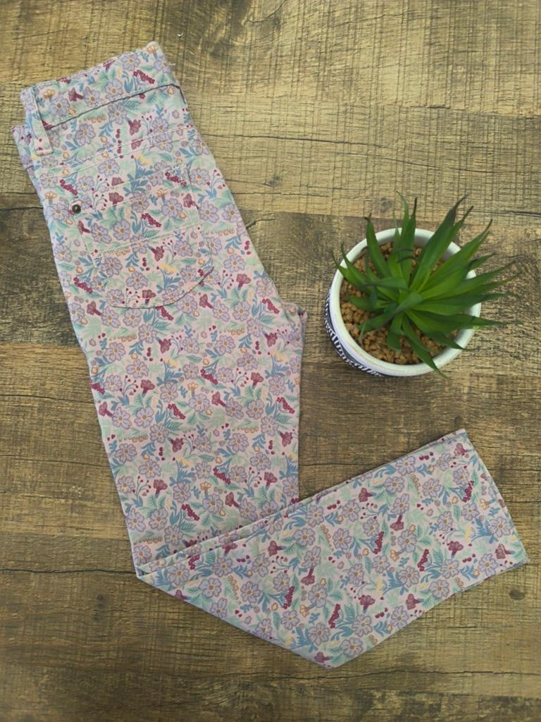 Jean rose clair à motif floral taille 116 (TQF), Pantalon, TQF Collection, Enlèvement ou Envoi, Comme neuf