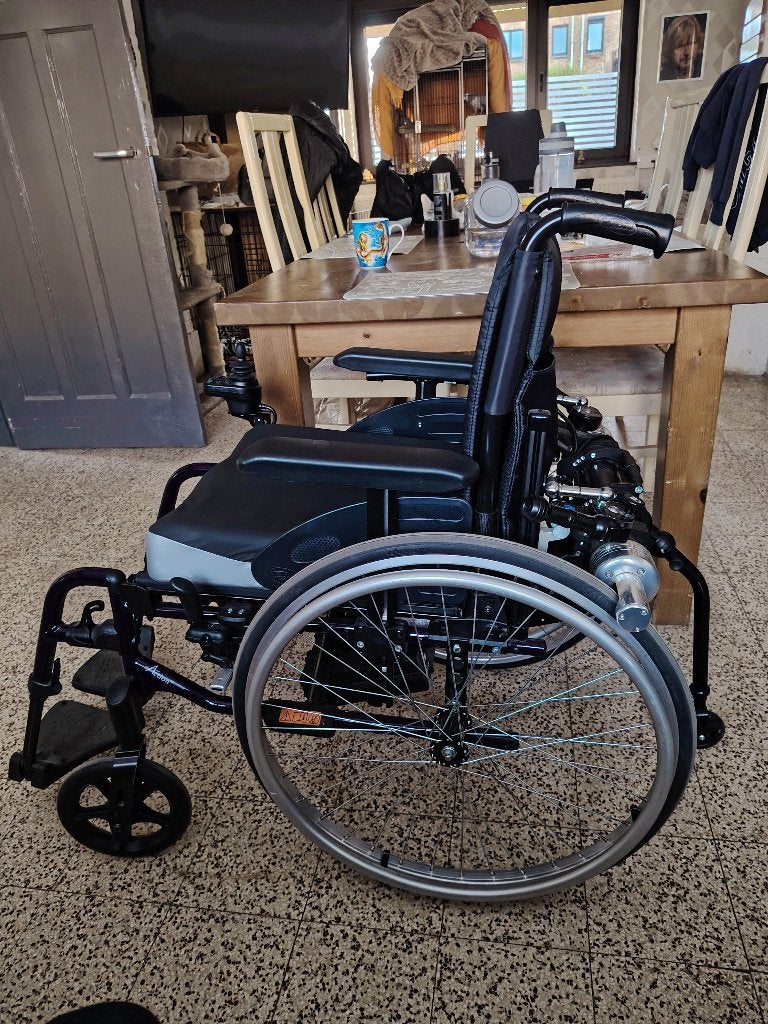 Fauteuil roulant avec assistance électrique, Divers, Enlèvement, Pliant, Comme neuf, Fauteuil roulant électrique