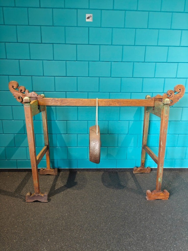 Oude Indonesische gong met houten standaard, Antiek en Kunst, Kunst | Beelden en Houtsnijwerken, Ophalen, Overige onderwerpen