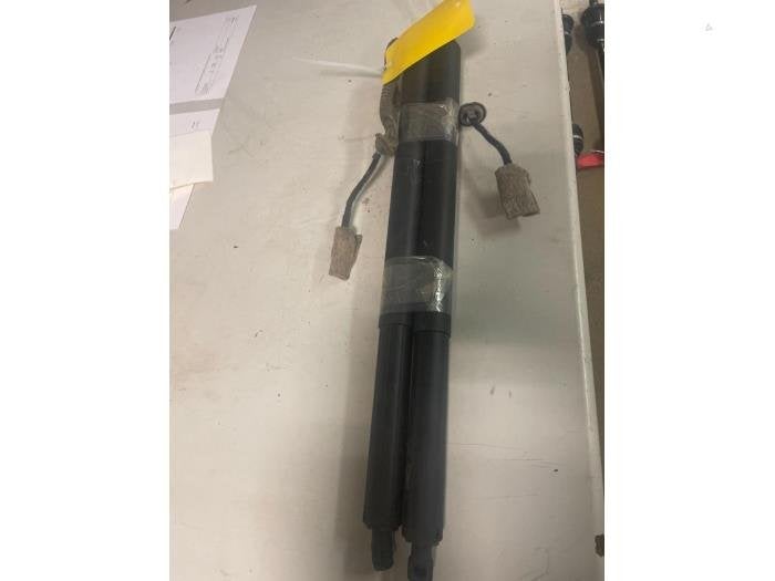 Set Gasdempers Achterklep van een BMW 1-Serie, Gebruikt, -, -, Ophalen of Verzenden