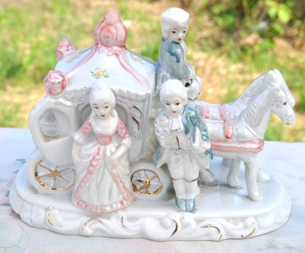 carrosse décoratif en faience blanche rose et bleu, Enlèvement ou Envoi