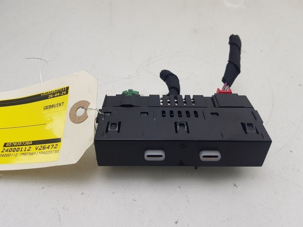 AUX/USB POORT Skoda Fabia IV (PJ3) (|657035736|657035736A|), Gebruikt, Info@skoda-auto.de, Skoda, Max-Planck-Straße  3-5
64331  Weiterstadt, DE