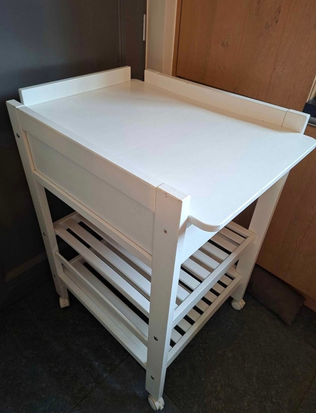 Table d'allaitement Troll, Enlèvement