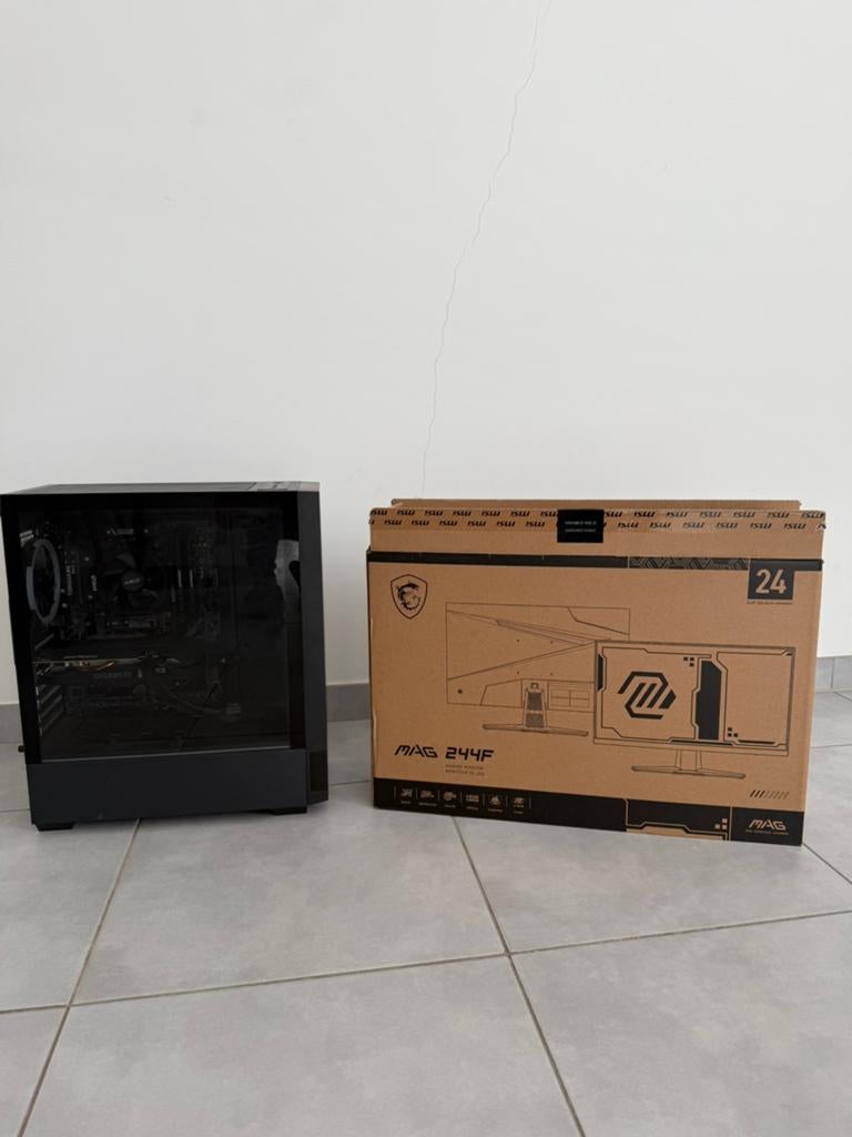 Game PC 3 schermen monitorarmen  toetsenborden  muis  webcam, Computers en Software, Ophalen of Verzenden, Zo goed als nieuw