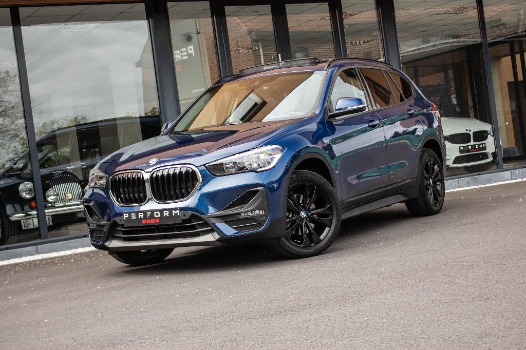 BMW X1 18i (1.5i) *PANO DAK*TREKHAAK* + 1J GARANTIE, Zwart, Bedrijf, 5 deurs, 3 cilinders