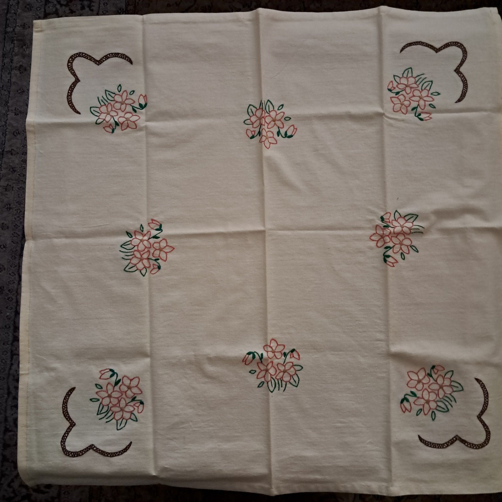 HANDGEBORDUURD TAFELNAPJE 65X65, Huis en Inrichting, Ophalen, Geborduurd