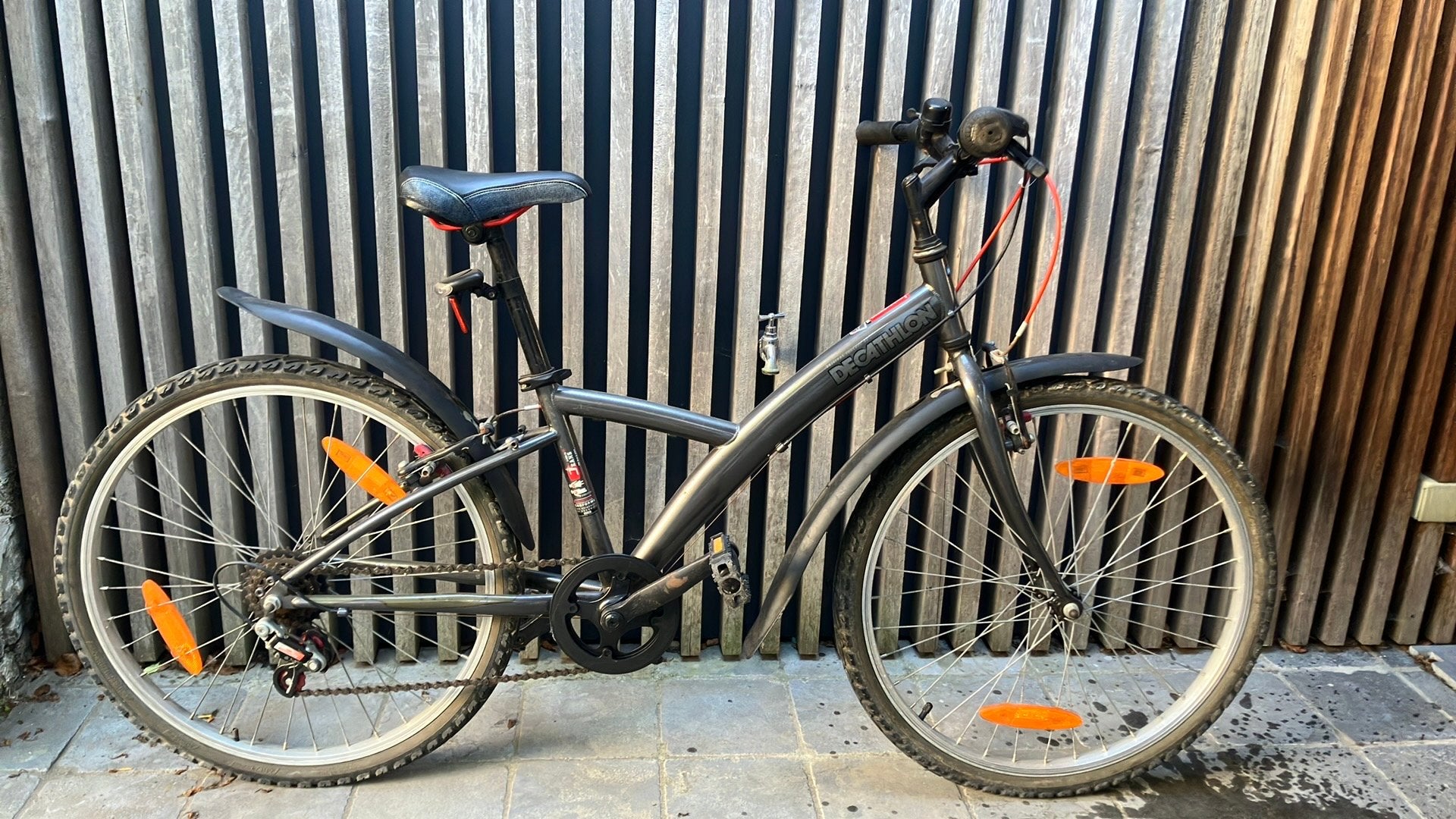 Kinderfiets 24 inch decathlon staalgrijs jeans, Fietsen en Brommers, Fietsen | Kinderfietsjes, Ophalen, Gebruikt, Velgrem, 20 inch of meer