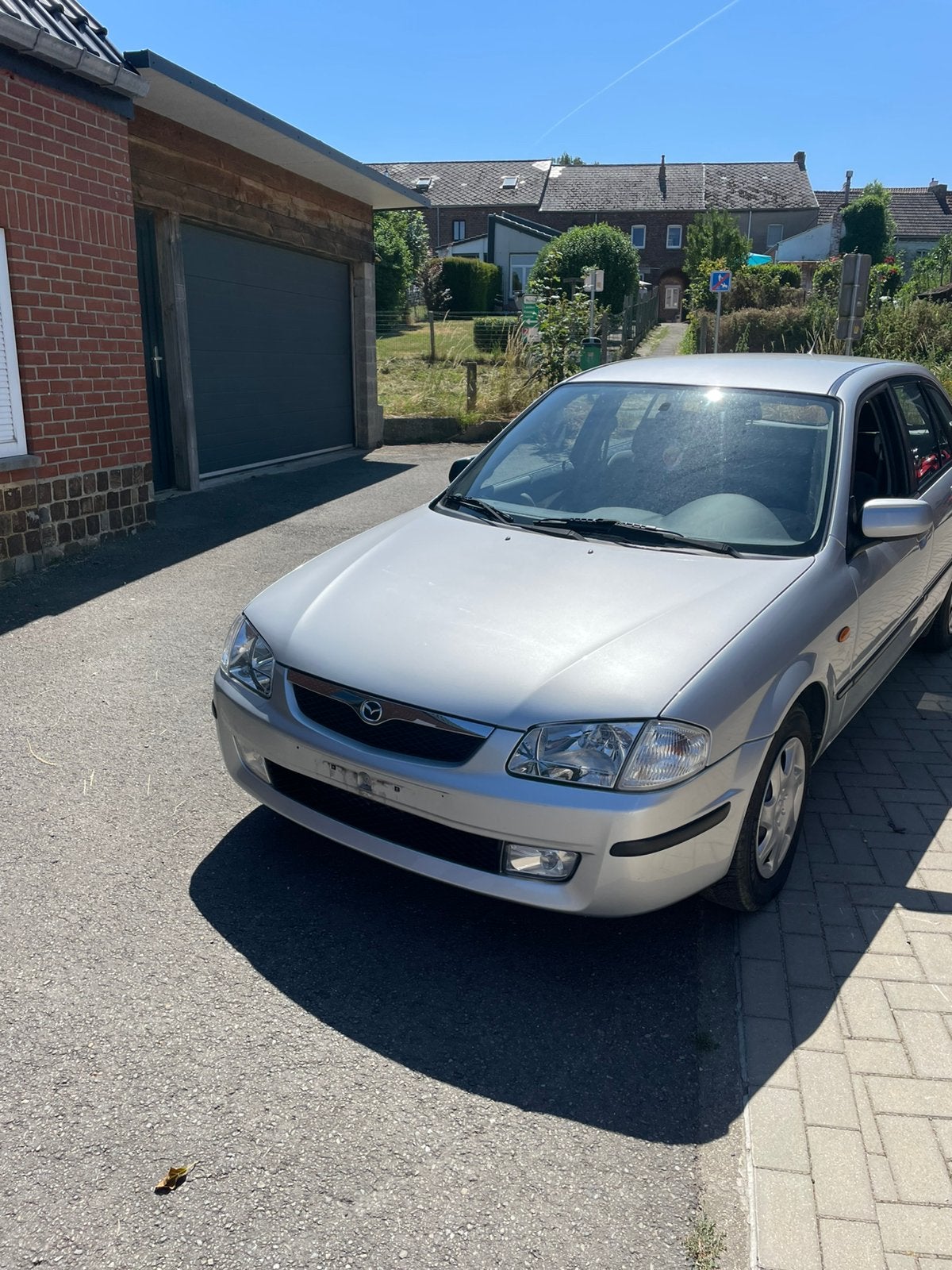 Mazda 323f avec seulement 37000 km essence 1er propriétaire, Autos, Mazda, Argent ou Gris, Achat, 4 portes, Boîte manuelle