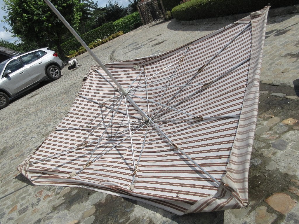 Parasol professionnel  de marché 230 x 300 cm un peu usé, Jardin & Terrasse, Parasols, Enlèvement