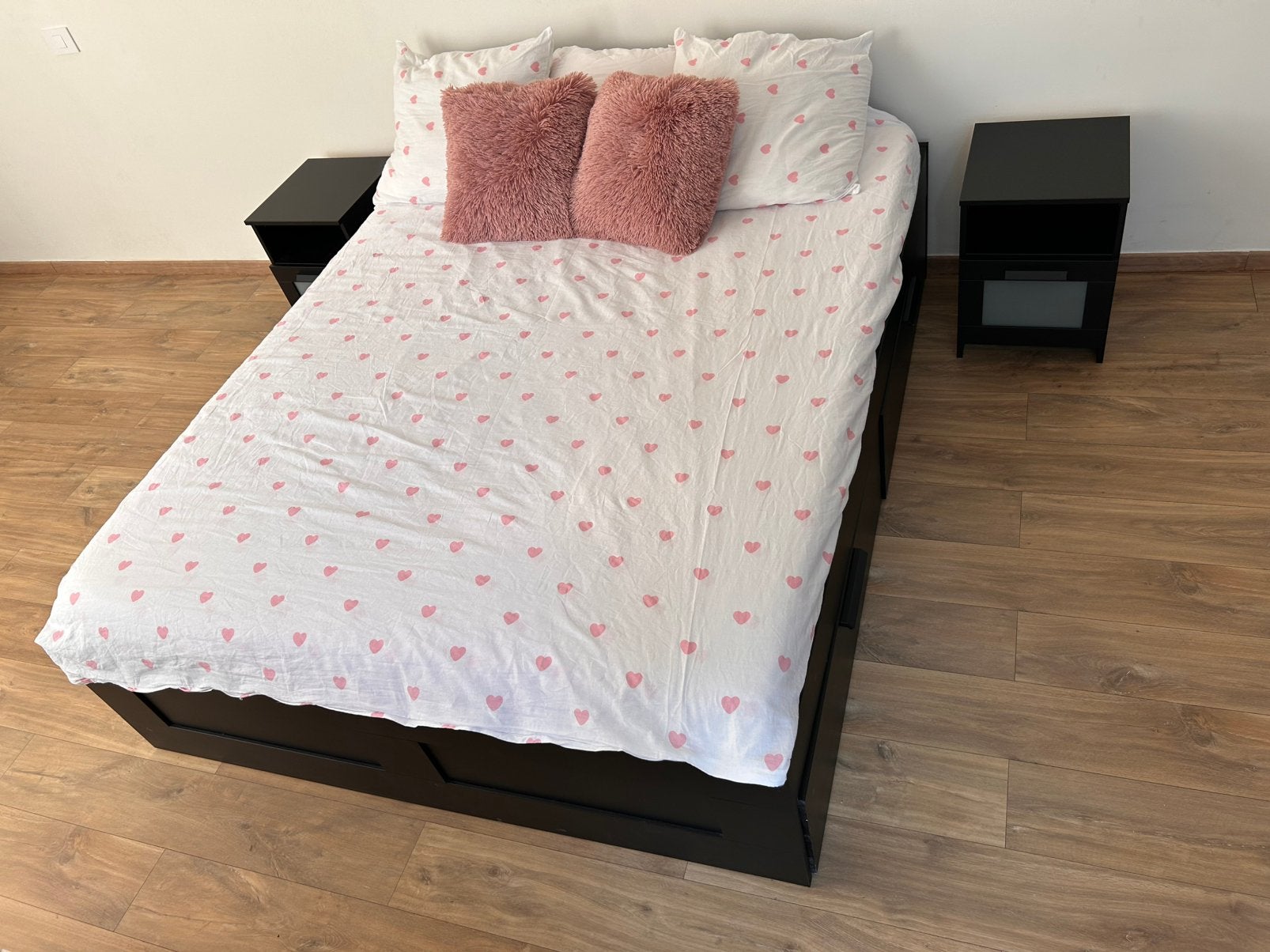 Brimnes bed van 160cm, compleet met nachtkastjes - als nieuw, Ophalen, Zo goed als nieuw, Zwart