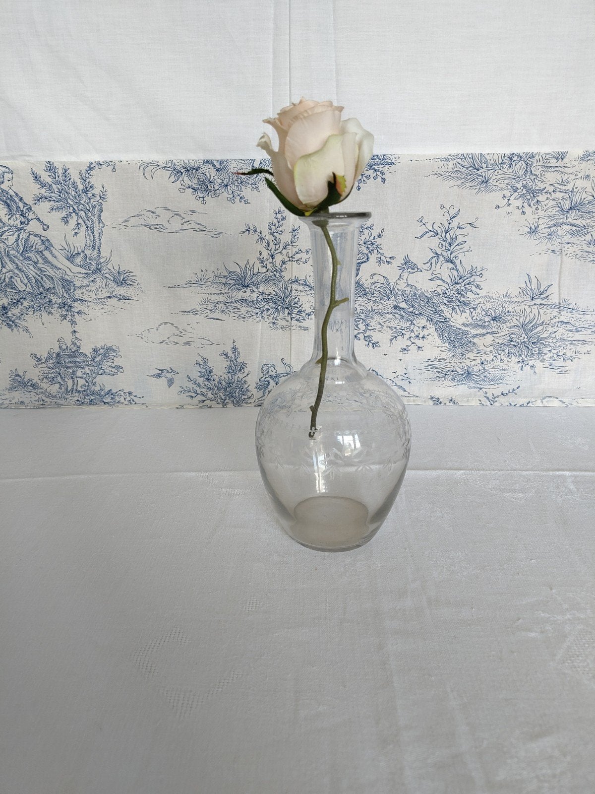Magnifique vase en verre transparent gravé design ancien, 24 cm, Verre, Utilisé, Avec motif/texture