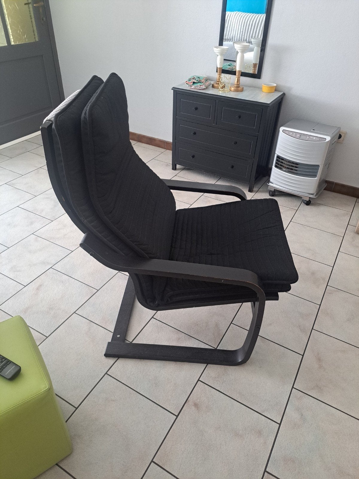 Fauteuil ikea en bon état vendu avec deux coussins noirs, Huis en Inrichting, Stoelen, Ophalen, Twee