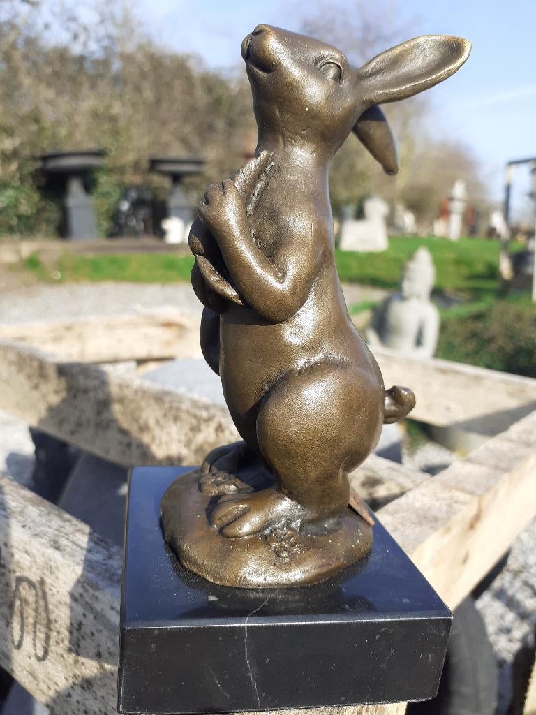 LAPIN A LA CAROTTE EN BRONZE SIGNE MILO SUR SOCLE MARBRE, Antiquités & Art, Enlèvement ou Envoi, Bronze