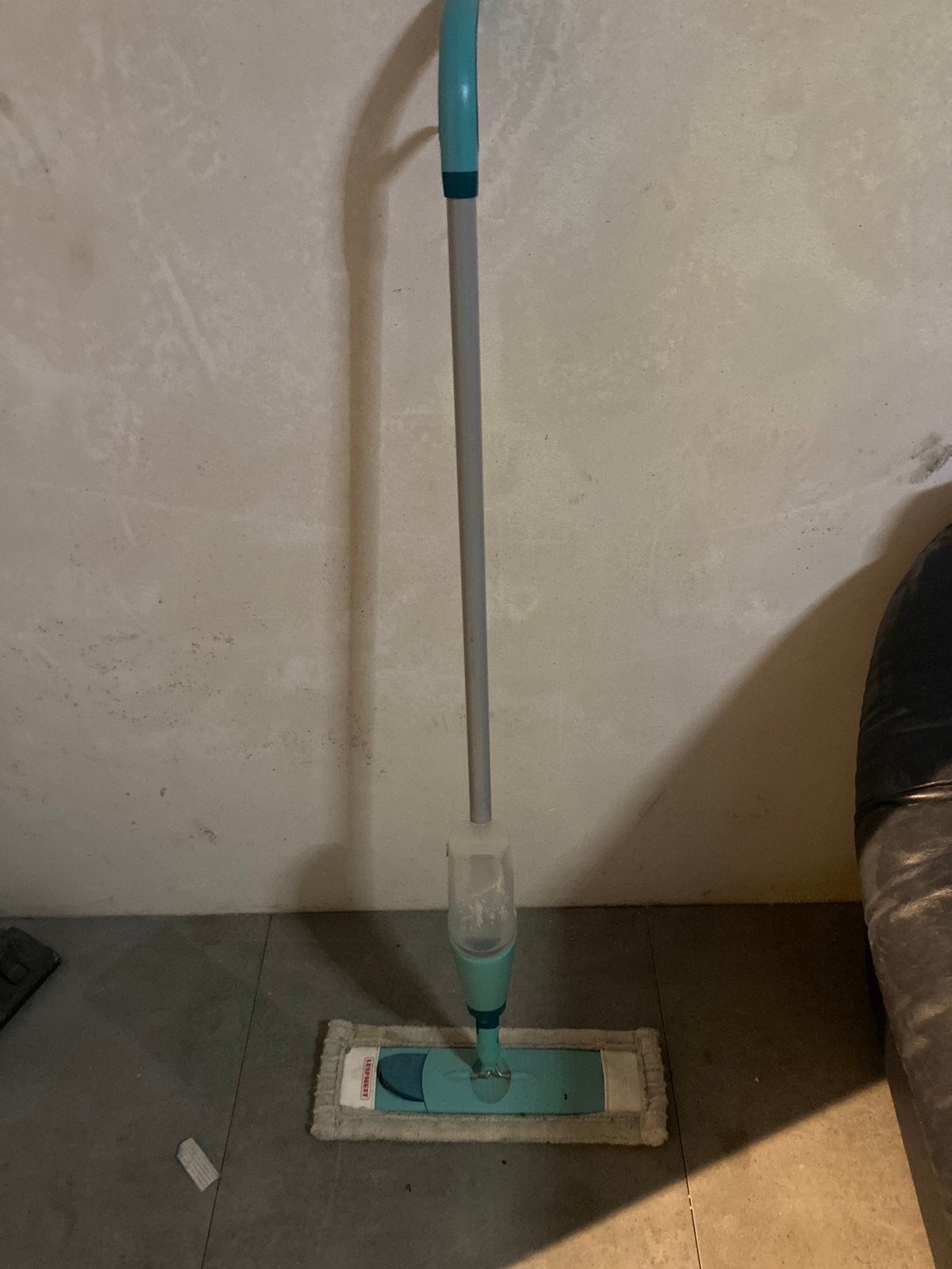 Balai nettoyant avec recharge d eau, Enlèvement