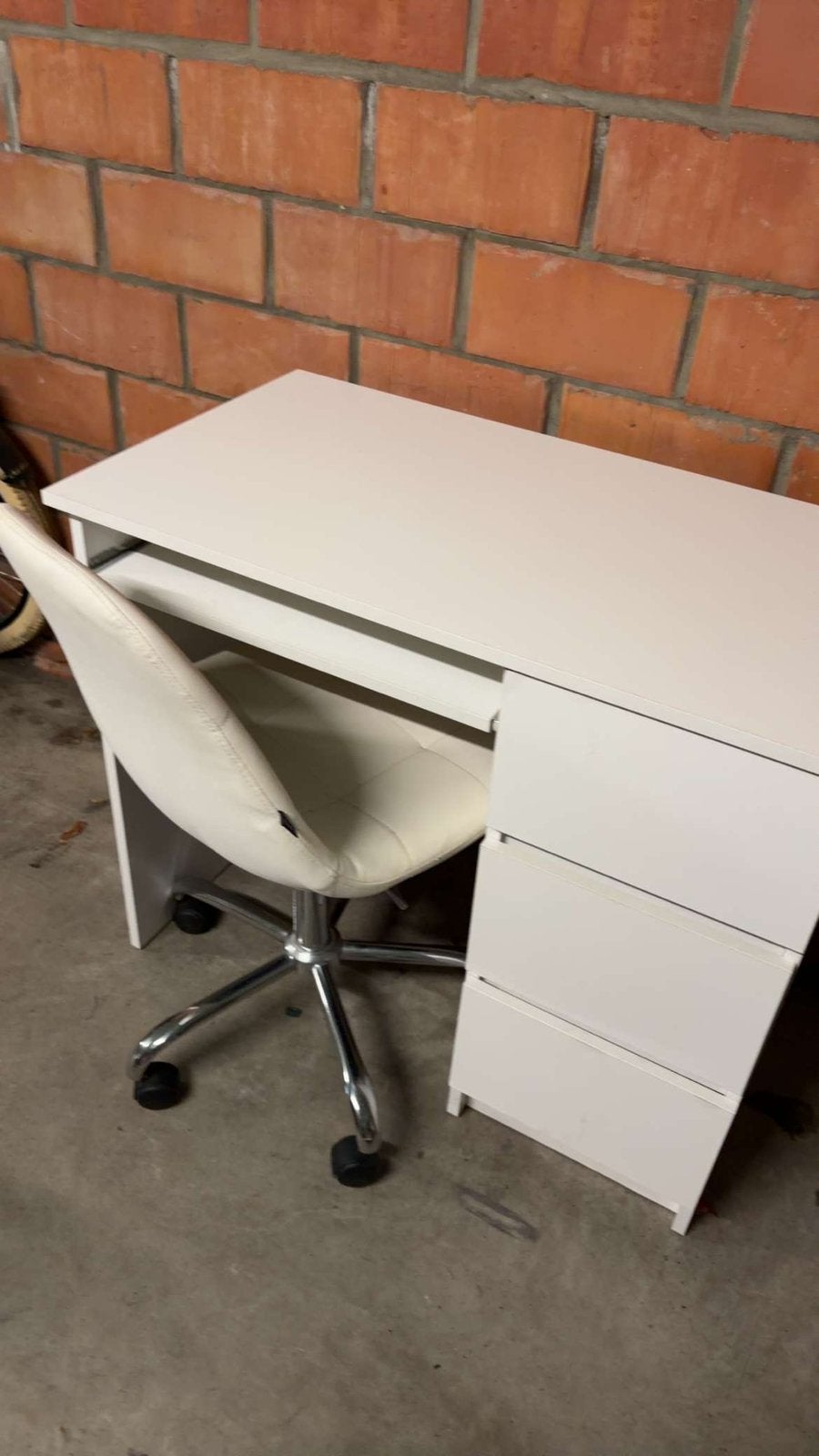 Bureau met verstelbare stoel (wit), Ophalen, 50 cm, Zo goed als nieuw, IKEA