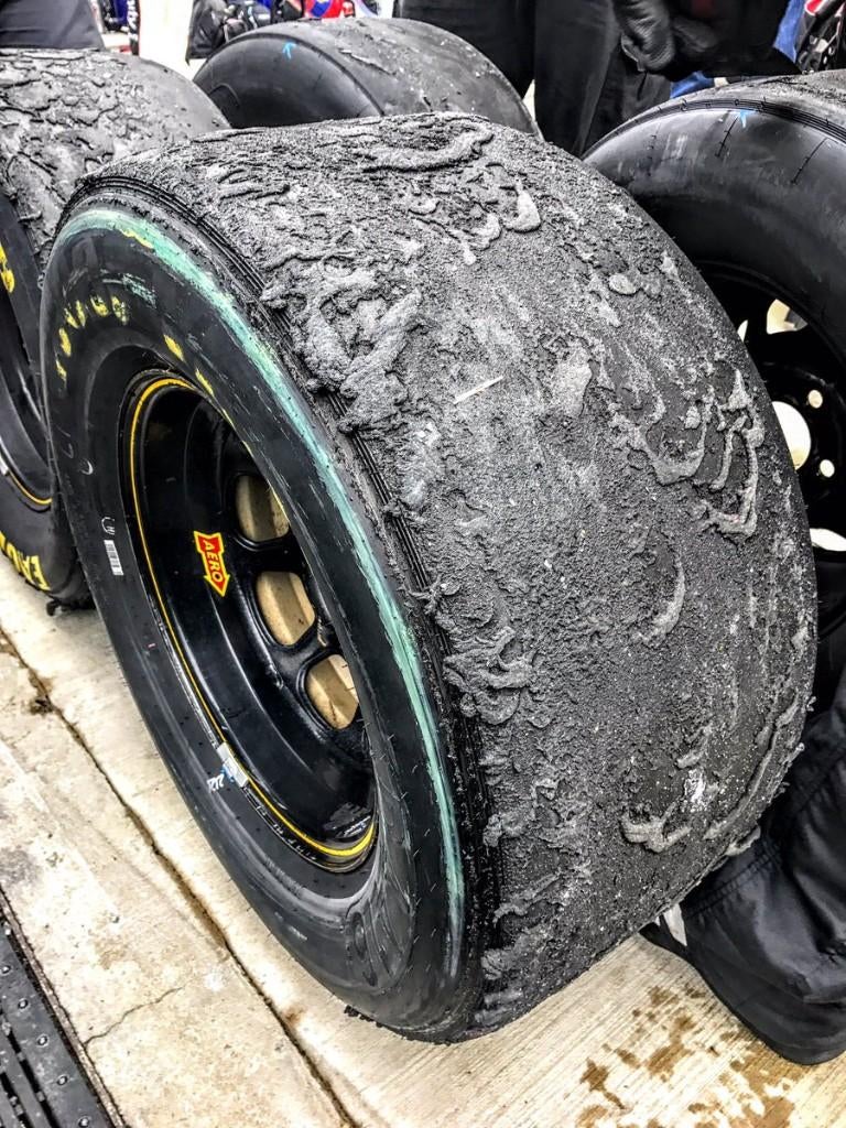 Gezocht: Versleten circuit banden (Slicks) - OPHALEN, Ophalen, Band(en)
