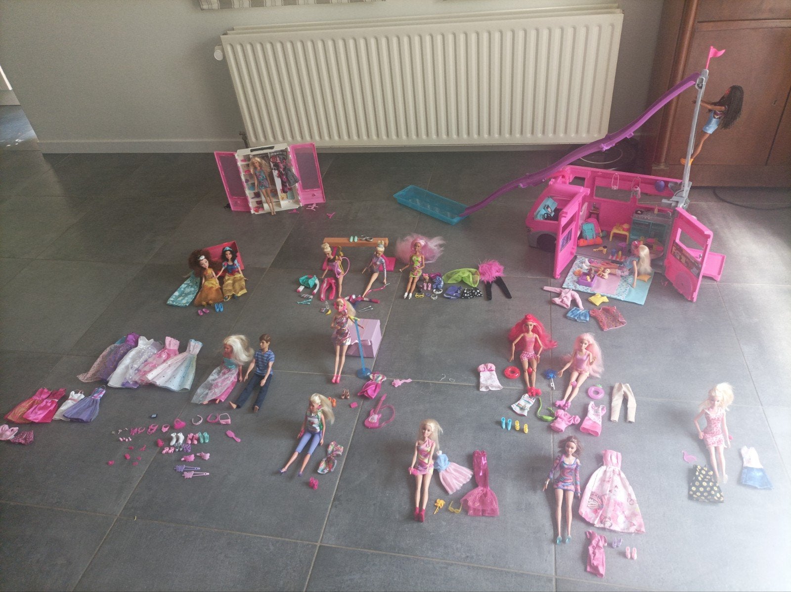 MÉGA LOT BARBIE COMPLET : Grand Camping-Car Toboggan + Dress, Enlèvement, Comme neuf, Barbie