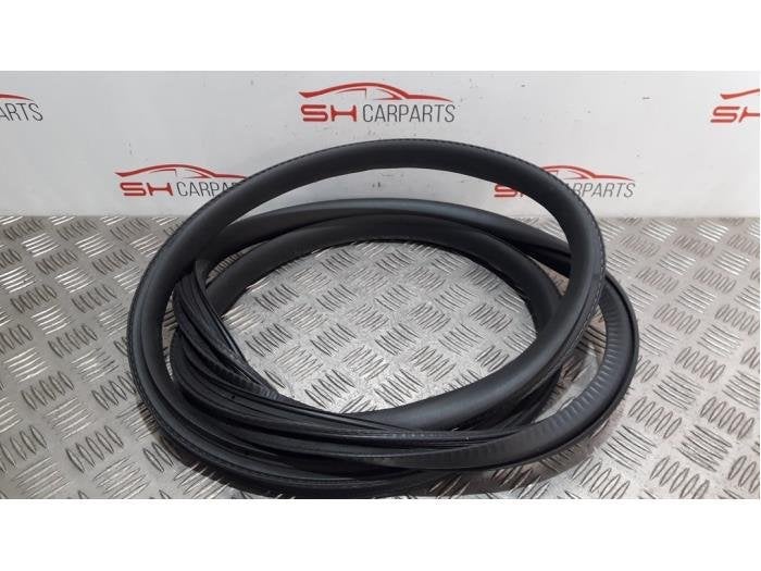 Portierrubber 4Deurs links-voor van een Mercedes CLA, Gebruikt, -, Ophalen of Verzenden, -