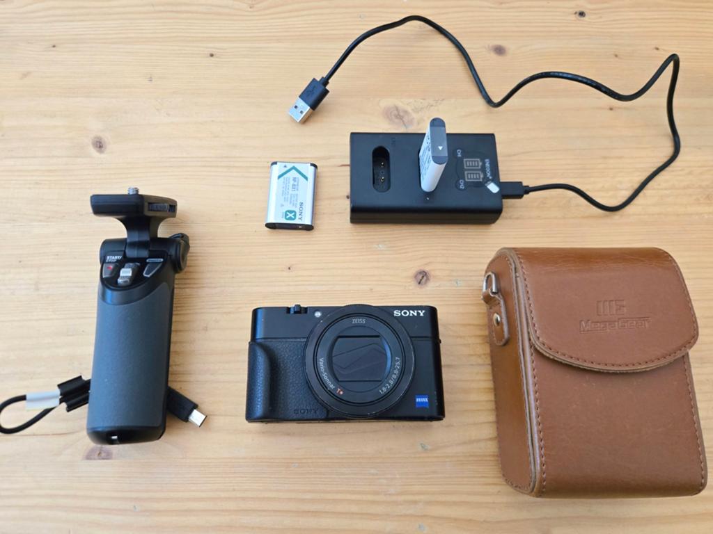 Sony RX100 IV + mini tripod, Sony