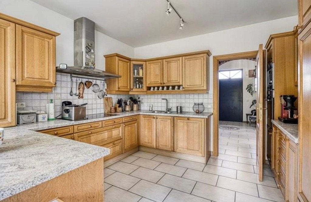 ingerichte houten landelijke keuken, Ophalen, Gebruikt, U-keuken, Bruin