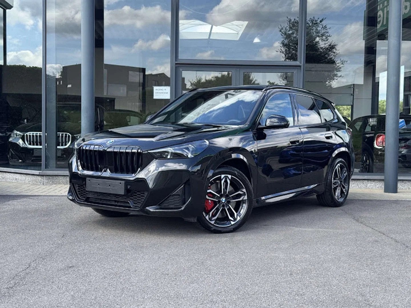 BMW X1 sDrive18i M Sport Pro / PANO / TREKHAAK / M SEAT / HU, Auto's, Adaptive Cruise Control, Gebruikt, Zwart, Zwart