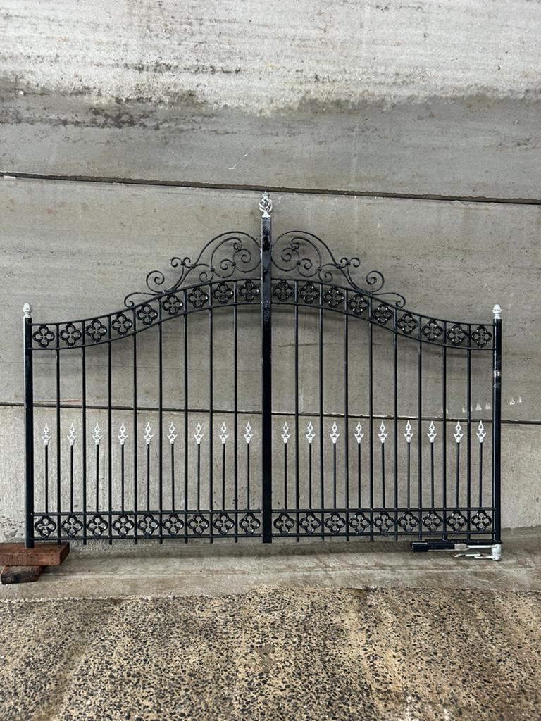 Prachtige mooie tuinpoort smeedijzeren in zeer goeie staat, Tuin en Terras, Ophalen, Zo goed als nieuw, IJzer, Draaipoort
