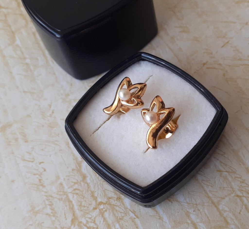 oorknopjes vintage gouden bloem met parel in doosje, Ophalen of Verzenden, Oorbellen, Verguld