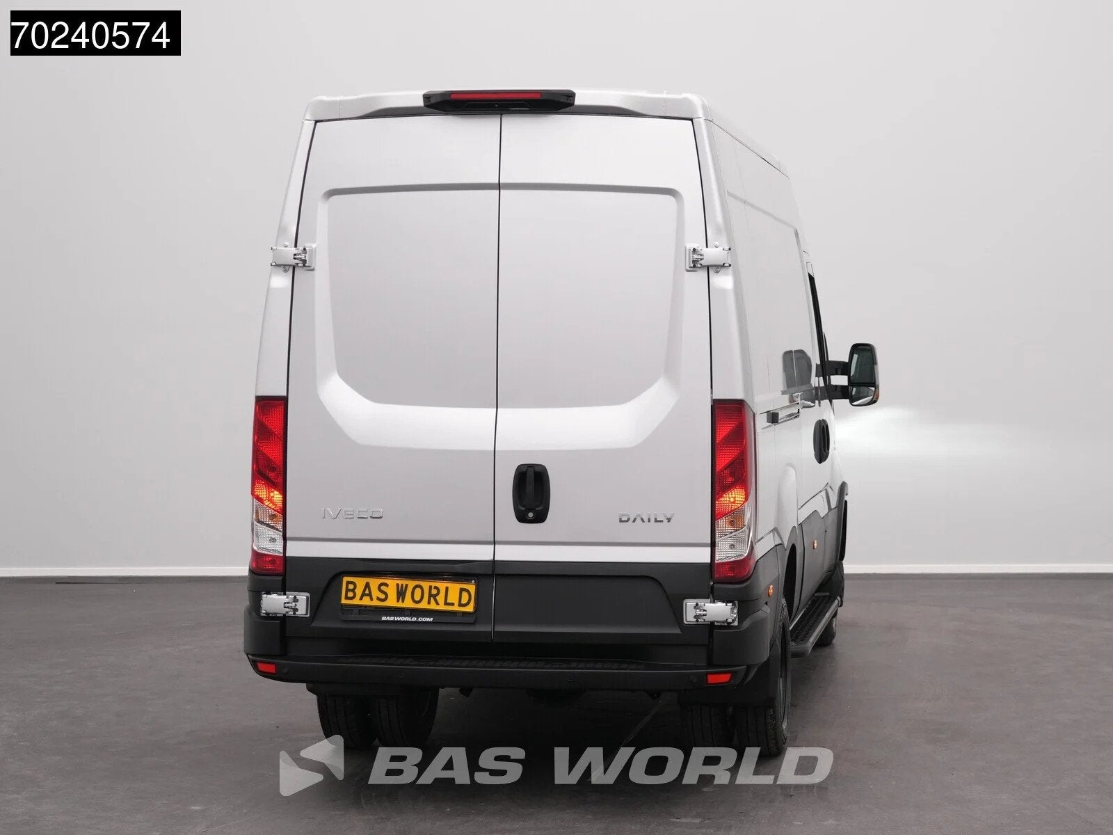 Iveco Daily 35C18 BPM VRIJ! 3.0L Black Edition Automaat 180P, Auto's, Bestelwagens en Lichte vracht, Automaat, Stof, Euro 6, 4 cilinders