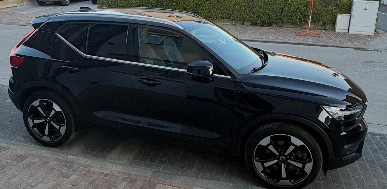 Volvo xc40 MET DAKRAILS EN DAKKOFFER, Auto's, Automaat, Zwart, Zwart, Leder