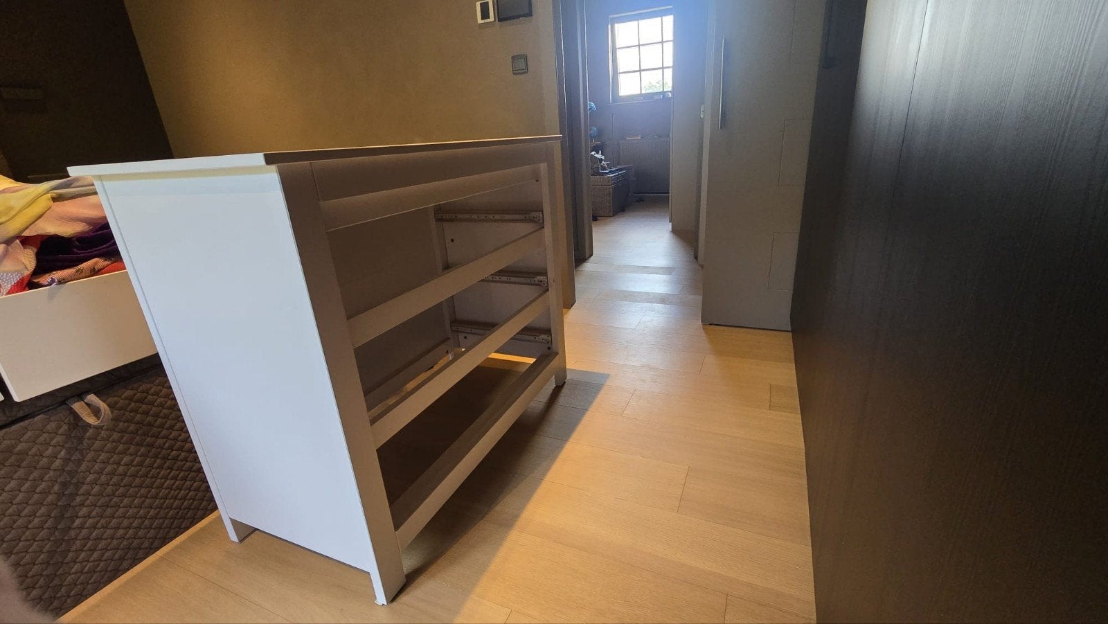 Kast met laden. Licht beschadigd., Ophalen