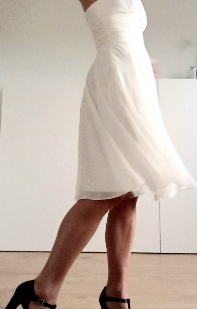 WIT ELEGANT GEKLEED(TROUW) KLEEDJE – OPEN RUG – ALS NIEUW!, Enlèvement ou Envoi, Taille 36 (S), Comme neuf, Longueur genou