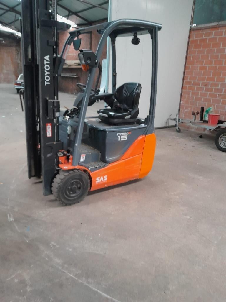 Heftruck met kistenkantenlaar, Zakelijke goederen, Ophalen, Heftruck