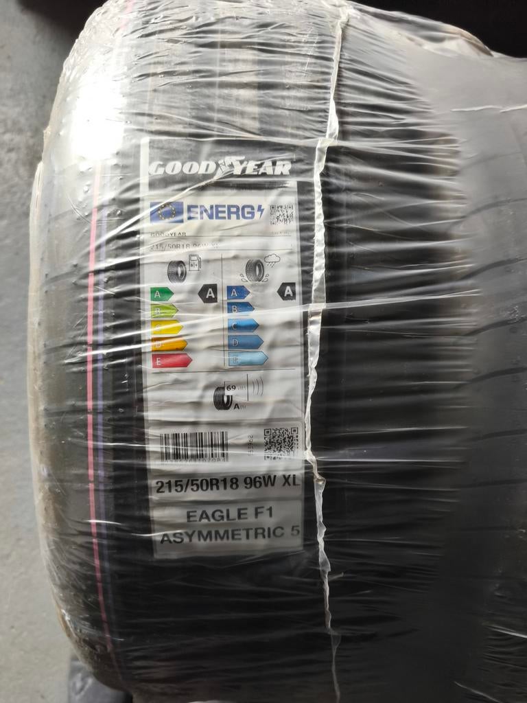 Pneu neuf Goodyear, Autos : Pièces & Accessoires, Neuf, 215 mm, Véhicule de tourisme, Pneus été