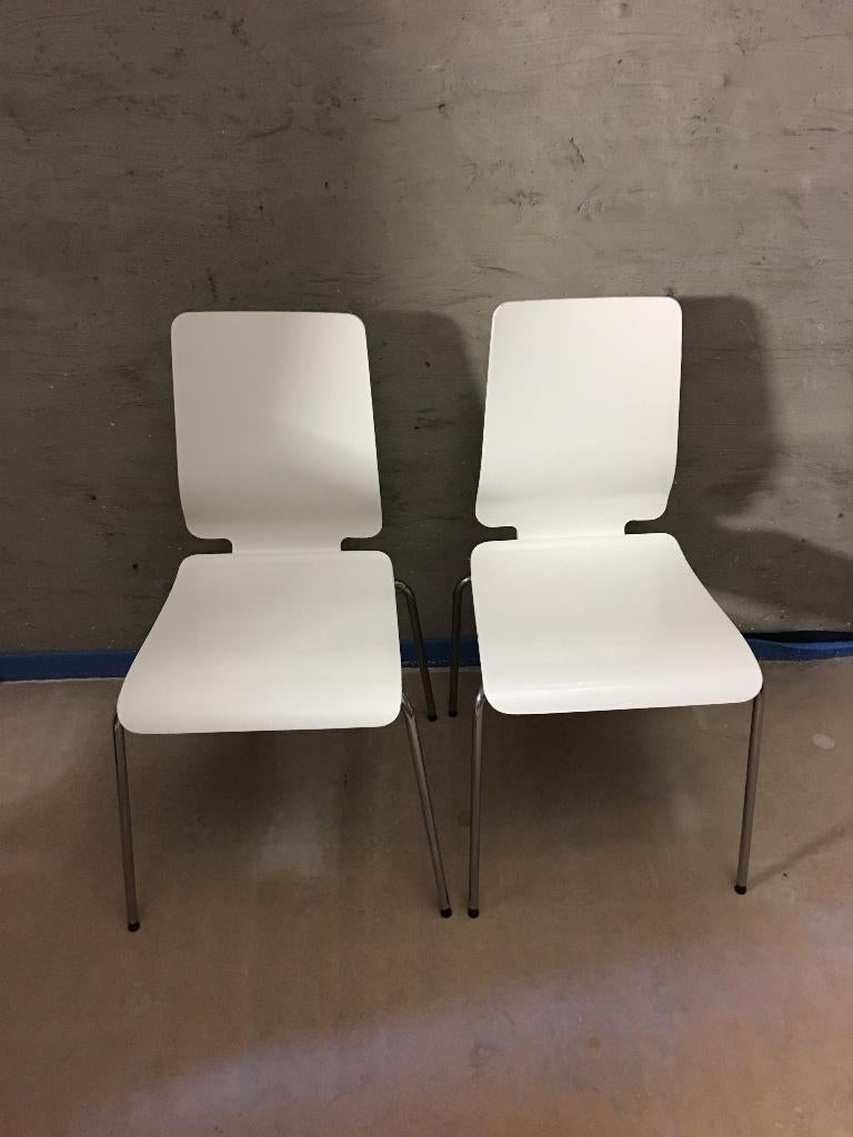 2 witte stoelen in goede staat - 9 EUR voor de 2 - KOOPJE, Ophalen
