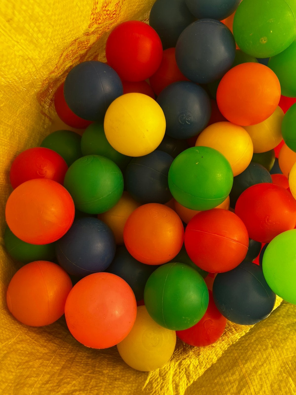 320 gekleurde ballen, Enfants & Bébés, Jouets | Extérieur | Jouets en vrac, Enlèvement, Comme neuf