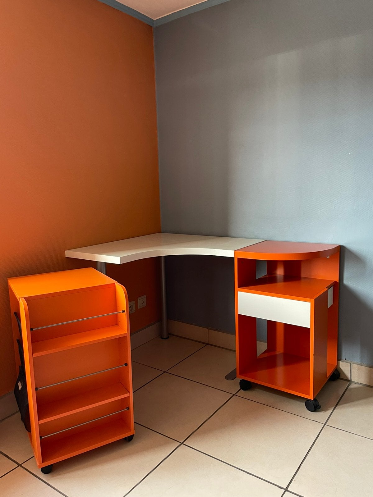 Ensemble bureau d’angle IKEA + 2 caissons à roulettes ., Autres styles, Utilisé, IKEA, Autres matériaux