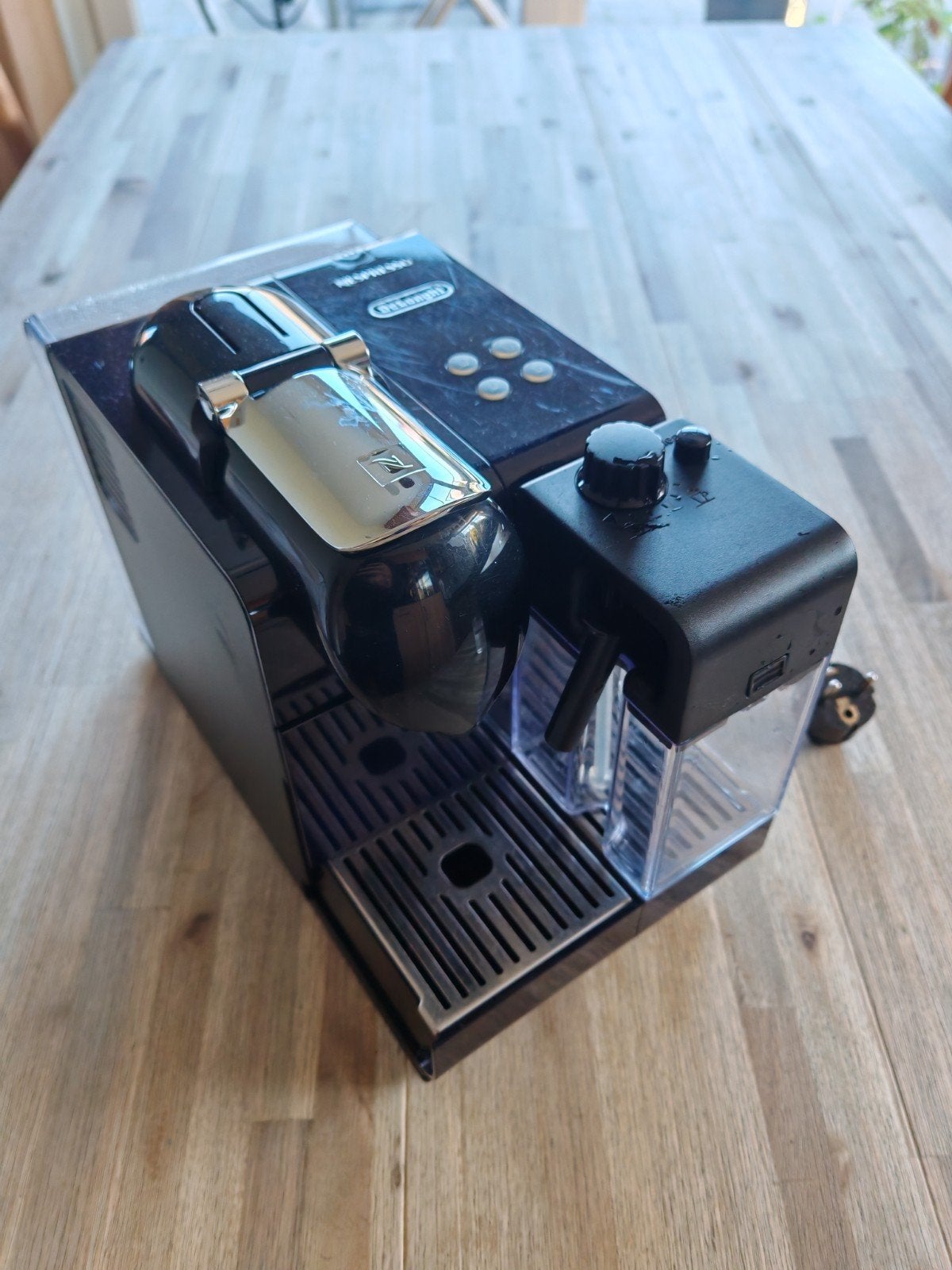 De'Longhi Nespresso Lattissima+ met extra melk reservoir, Ophalen, Gebruikt, Koffiemachine, 4 tot 10 kopjes