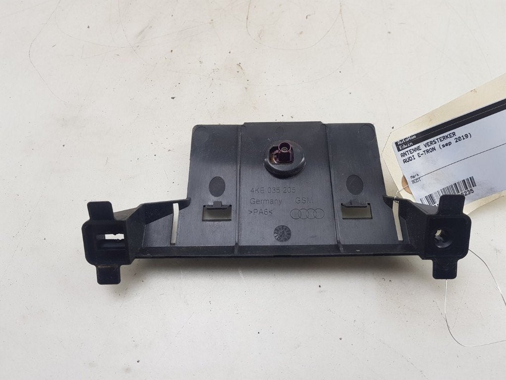 AMPLIFICATEUR D'ANTENNE Audi e-tron (GEN) (|982035510C|), Auto-Union-Straße  1,
85057  Ingolstadt, DE, Info@audi.de, Audi, Utilisé