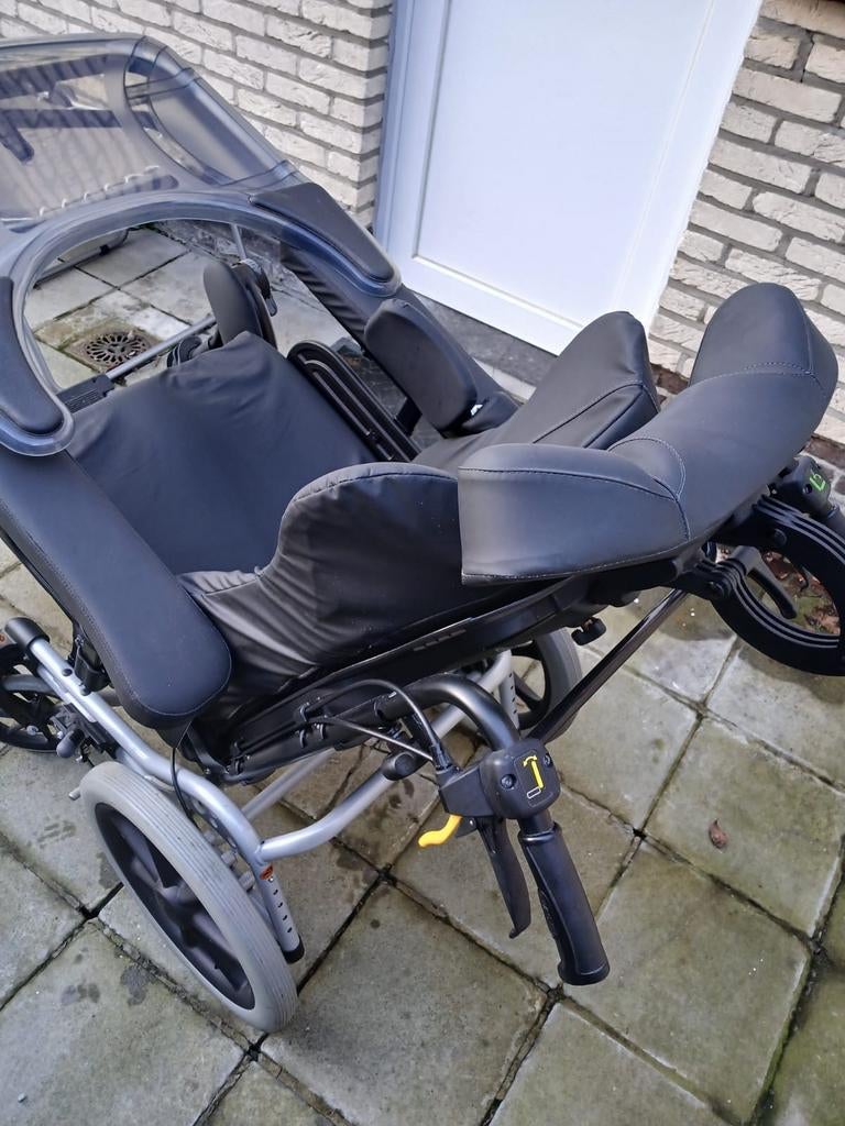 Nieuwe Invacare Azalea Assist Kantelzorgstoel, degelijk bod, Diversen, Rolstoelen, Ophalen
