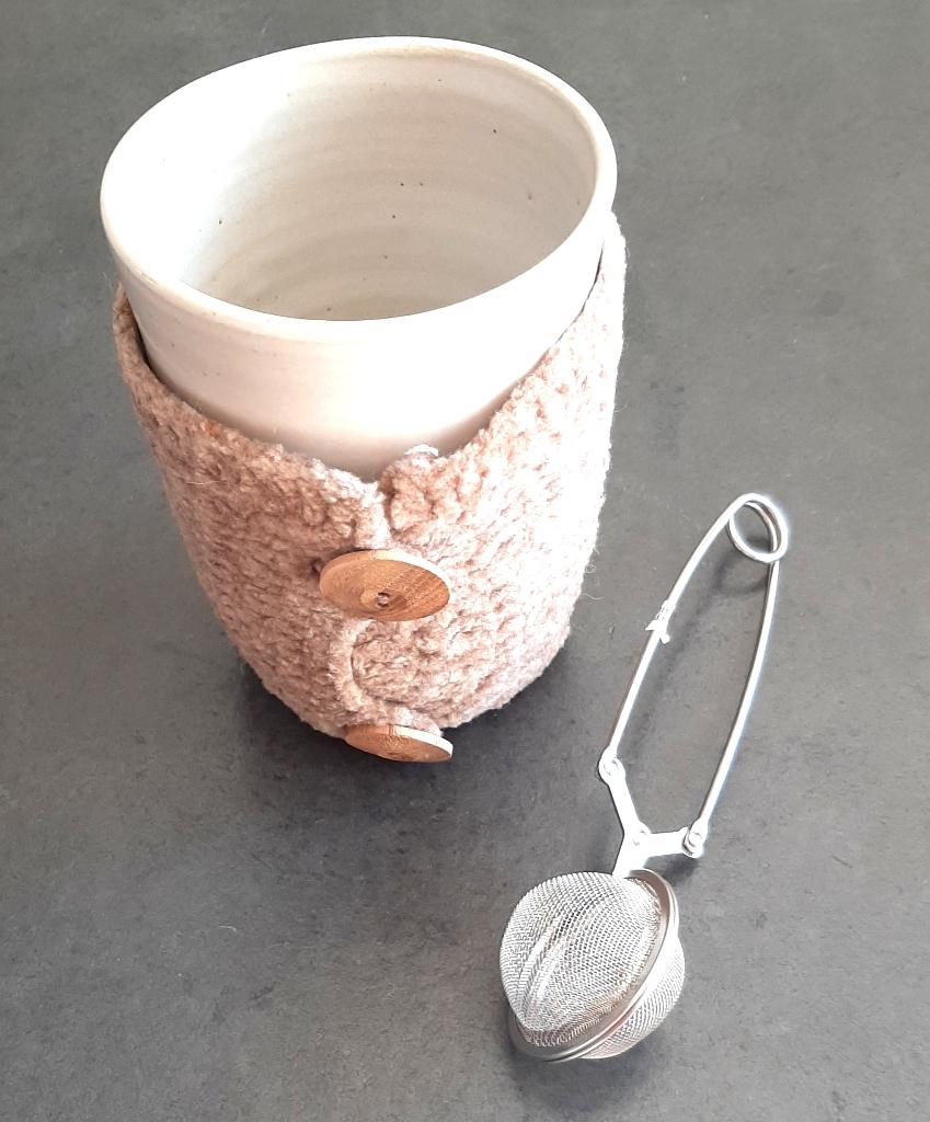 Te koop: Mooie thee-of koffiemok met jasje en theezeefje, Huis en Inrichting, Keuken | Servies, Nieuw, Kop(pen) en/of Schotel(s)
