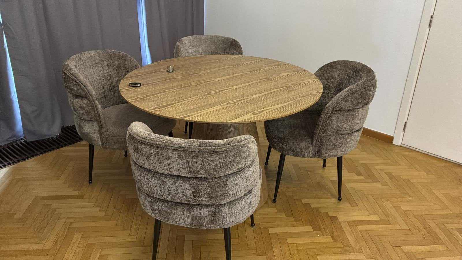 Table à manger ronde + 4 chaises – Comme neuve, Maison & Meubles, Enlèvement, Comme neuf, Quatre personnes